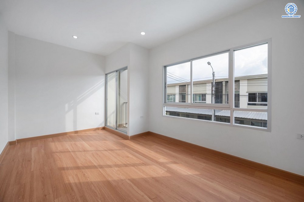 บ้านมือสองตกแต่งใหม่ โครงการ ลุมพินีทาวน์วิลล์ ราชพฤกษ์-นครอินทร์ เนื้อที่ 17.5 ตร.ว. ฟังก์ชัน 3 ห้องนอน 2 ห้องน้ำ จอดรถได้ 2 คัน บรรยากาศโครงการมีความเป็นส่วนตัว พร้อมสิ่งอำนวยความสะดวกโครงการครบครัน บนทำเลดีเชื่อมต่อเข้าเมืองได้ง่าย ทั้งถนนราชพฤกษ์ ถนนนครอินทร์ จุดขึ้นทางด่วน "ศรีรัช"...